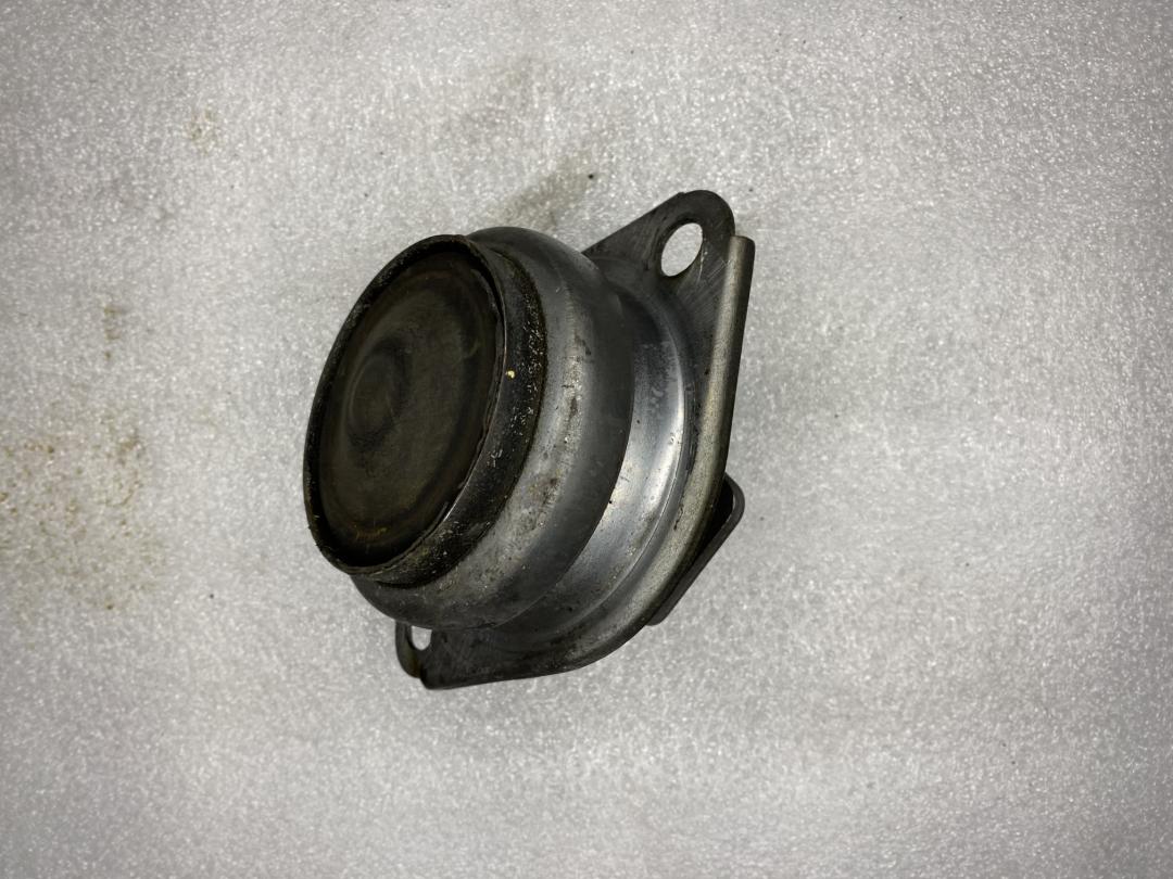 подушка крепления КПП Maserati Quattroporte 5 поколение 2005, 4.2 л., бензин, АКПП, черный, седан, 196868, 235533 - фото №1