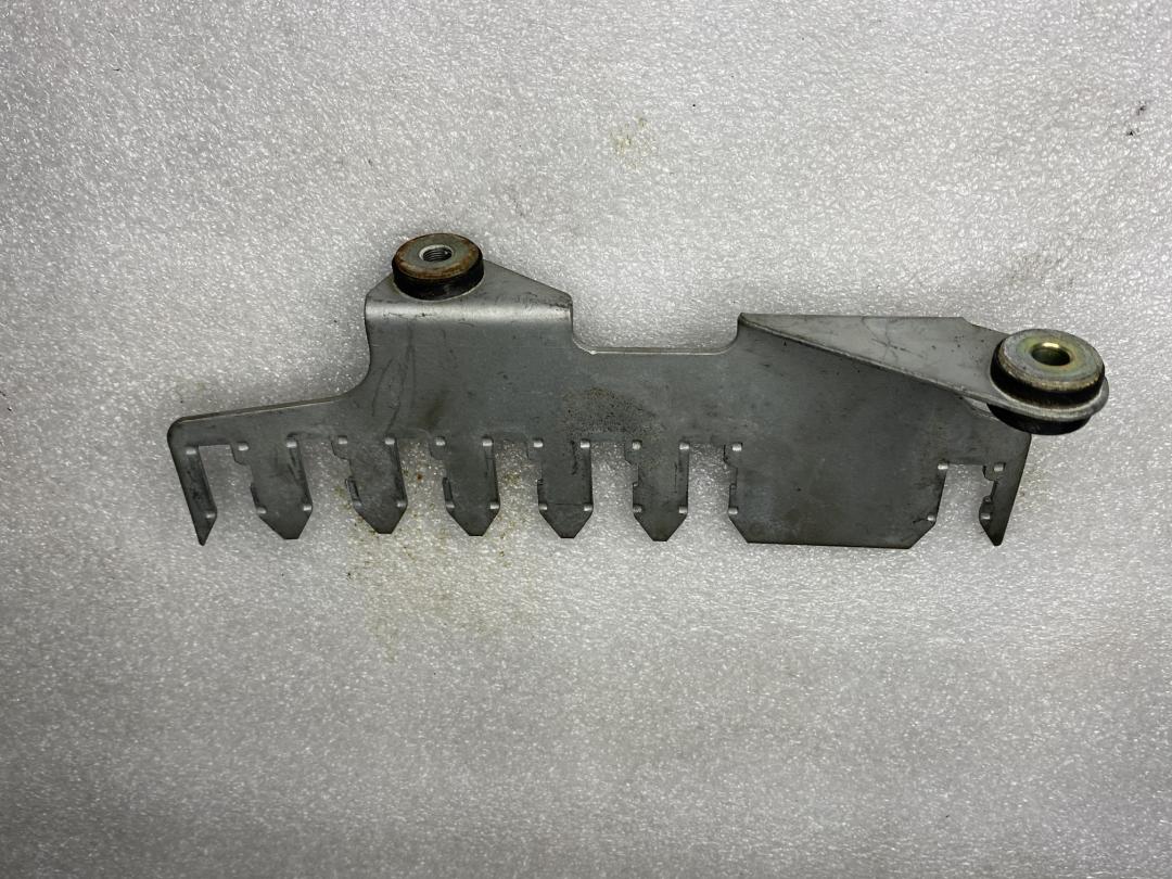 кронштейн (крепление) Maserati Quattroporte 5 поколение 2005, 4.2 л., M139 A, бензин, АКПП, черный, седан - фото №1