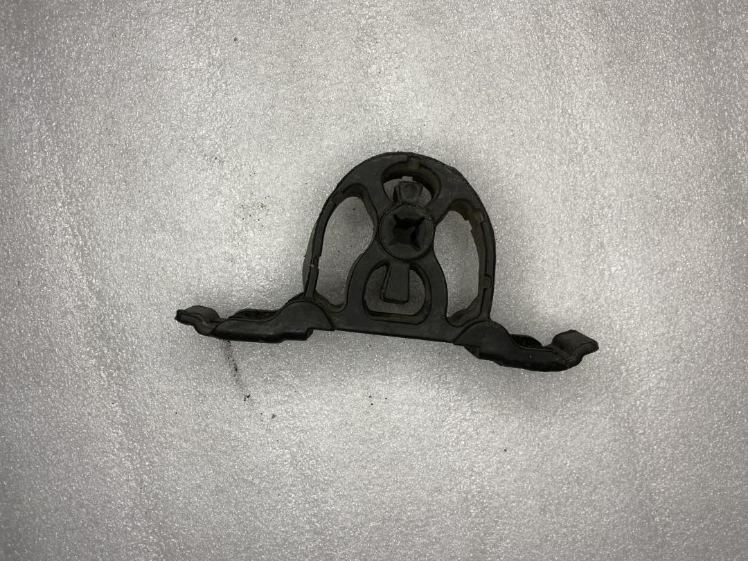 Резинка глушителя Maserati Quattroporte 5 поколение 2005, 4.2 л., бензин, АКПП, черный, седан, 184814 - фото №1