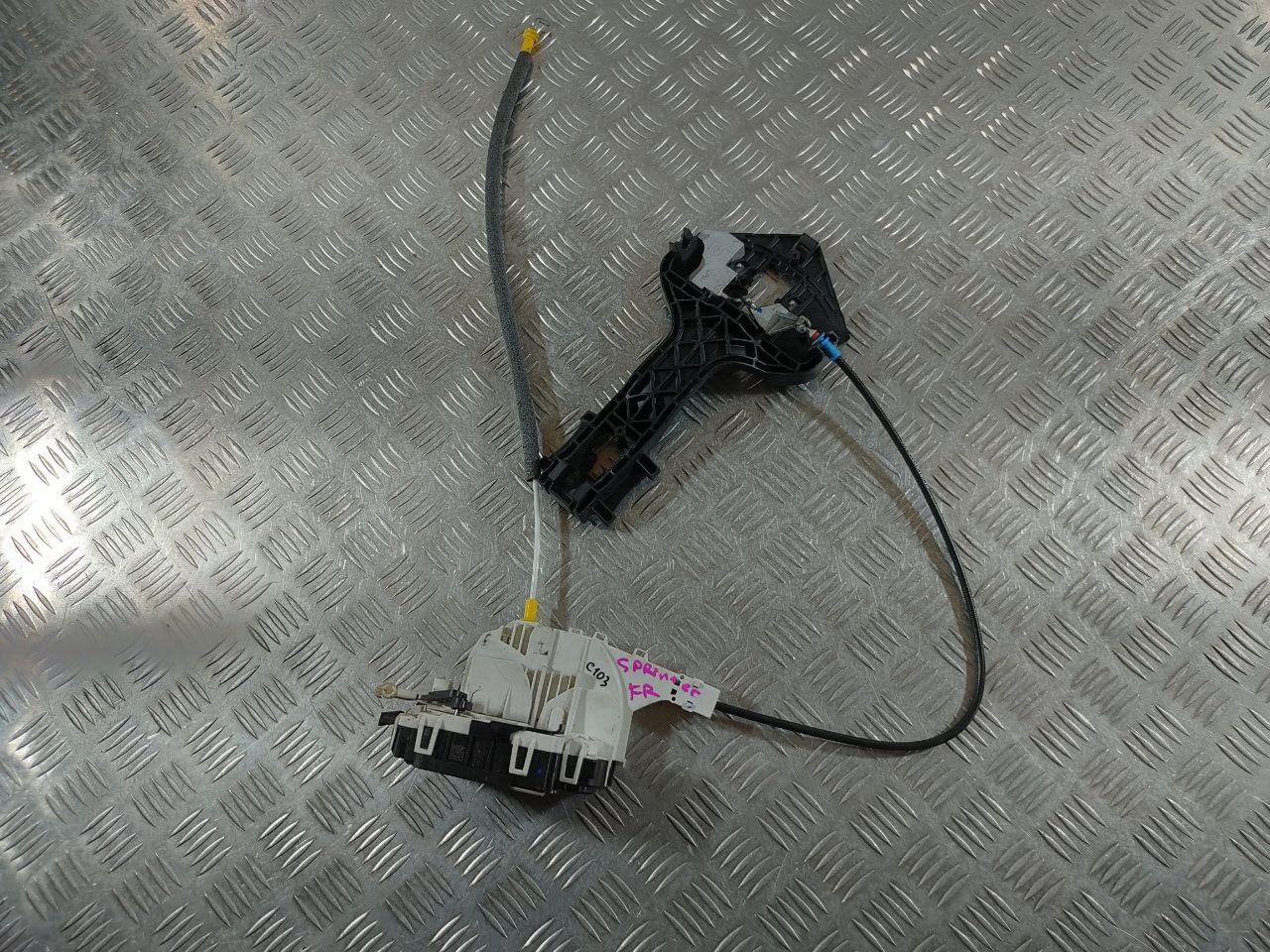 замок двери передней правой Mercedes-Benz Sprinter 2 поколение (W906) (2006 - 2014), A9067201835 - фото №1