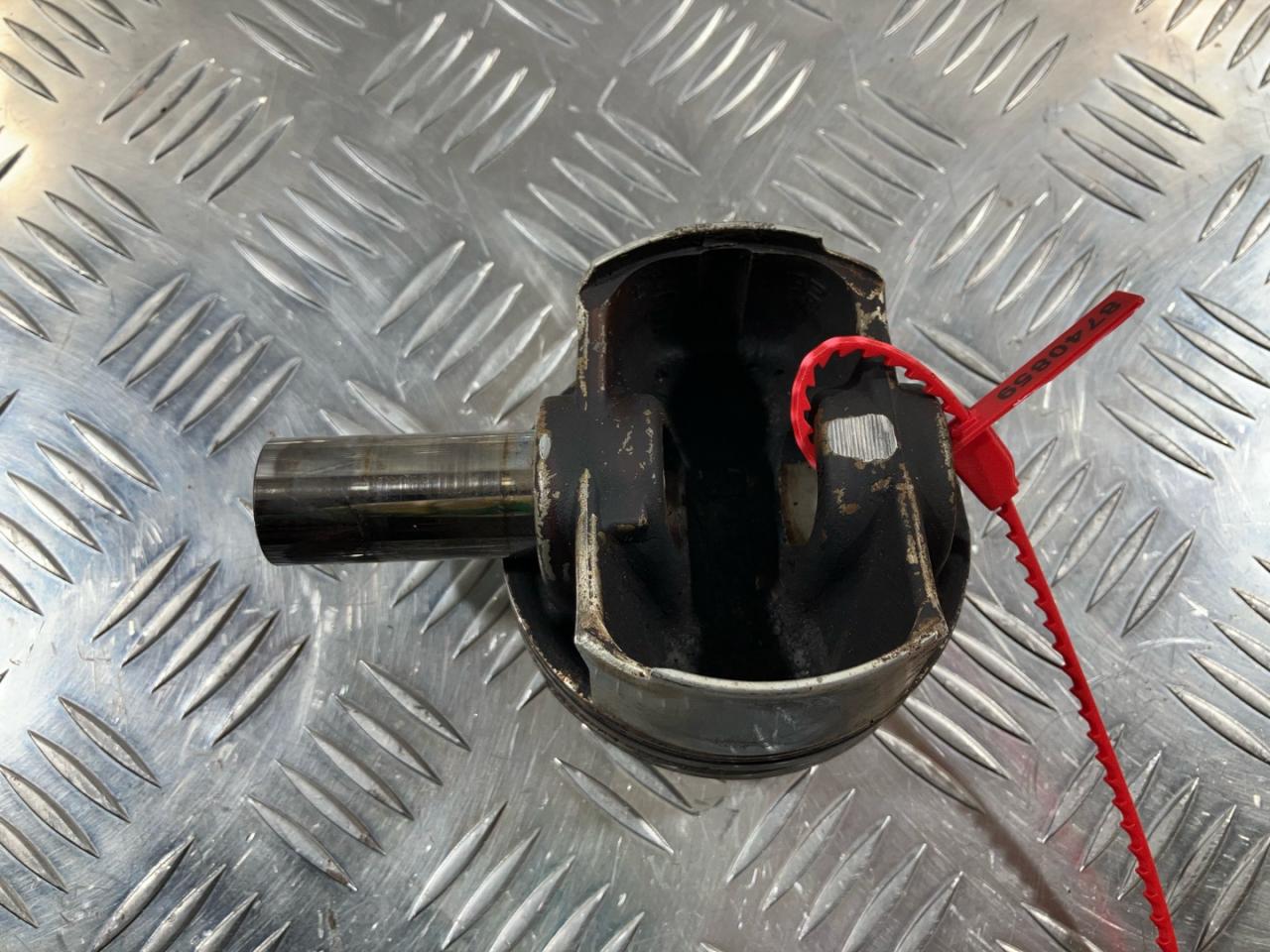 поршень Audi A7 4G 2013, 3.0 л., CGWC, бензин, EPNS1341R, 06E107065DM, 06E198151B, 028PI00125000, 028RS001240N0, 028RS001240N2 - фото №1