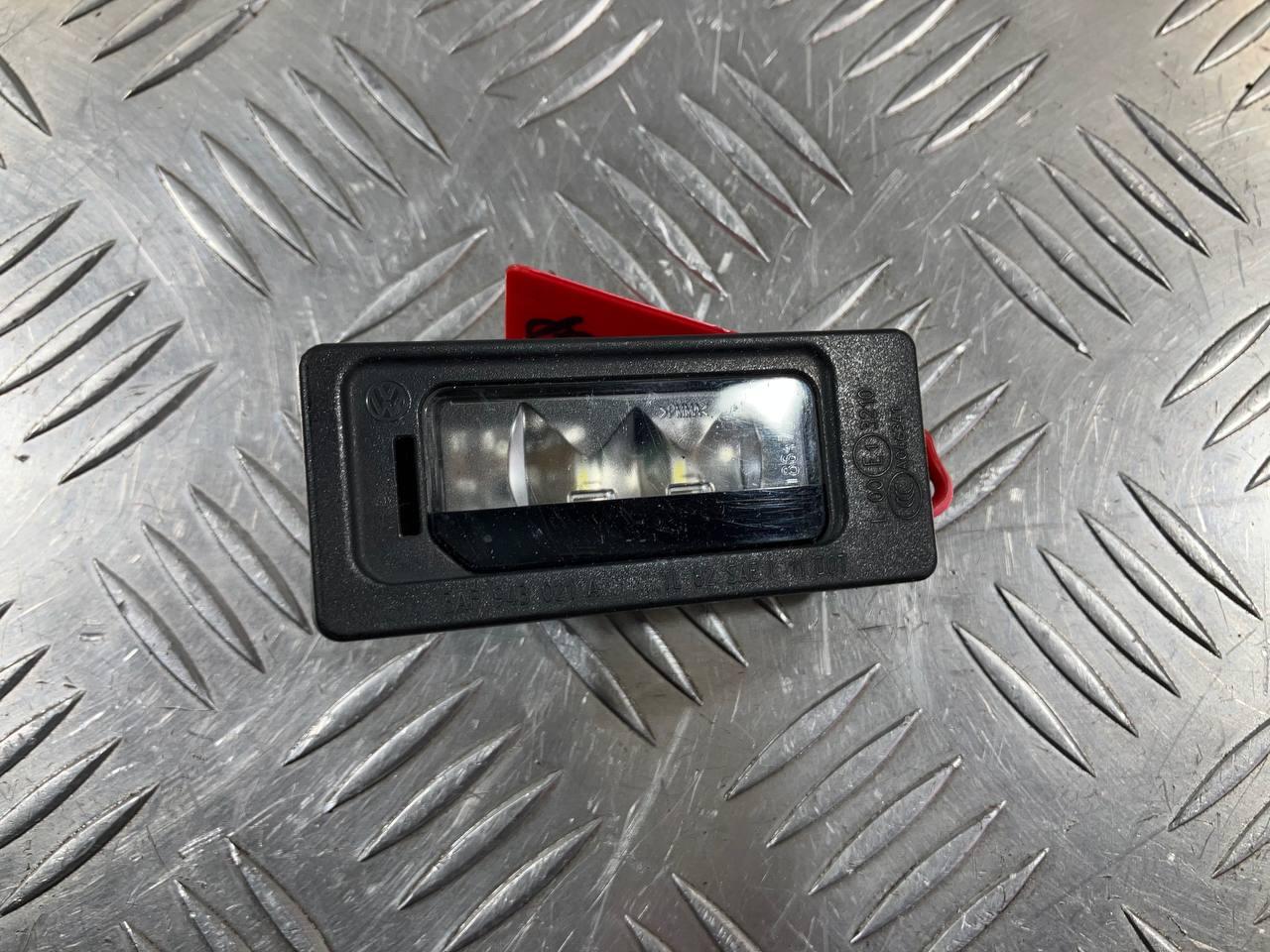 подсветка номера Volkswagen Touareg 2 поколение 2014, 4.2 л., бензин, АКПП, седан, 3AF943021A - фото №1