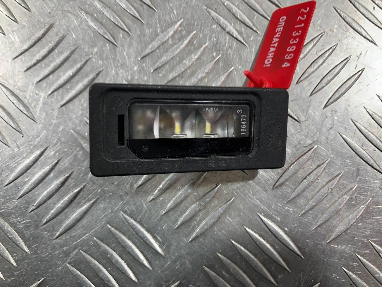 подсветка номера Volkswagen Touareg 2 поколение 2014, 4.2 л., бензин, АКПП, седан, 3AF943021A - фото №1