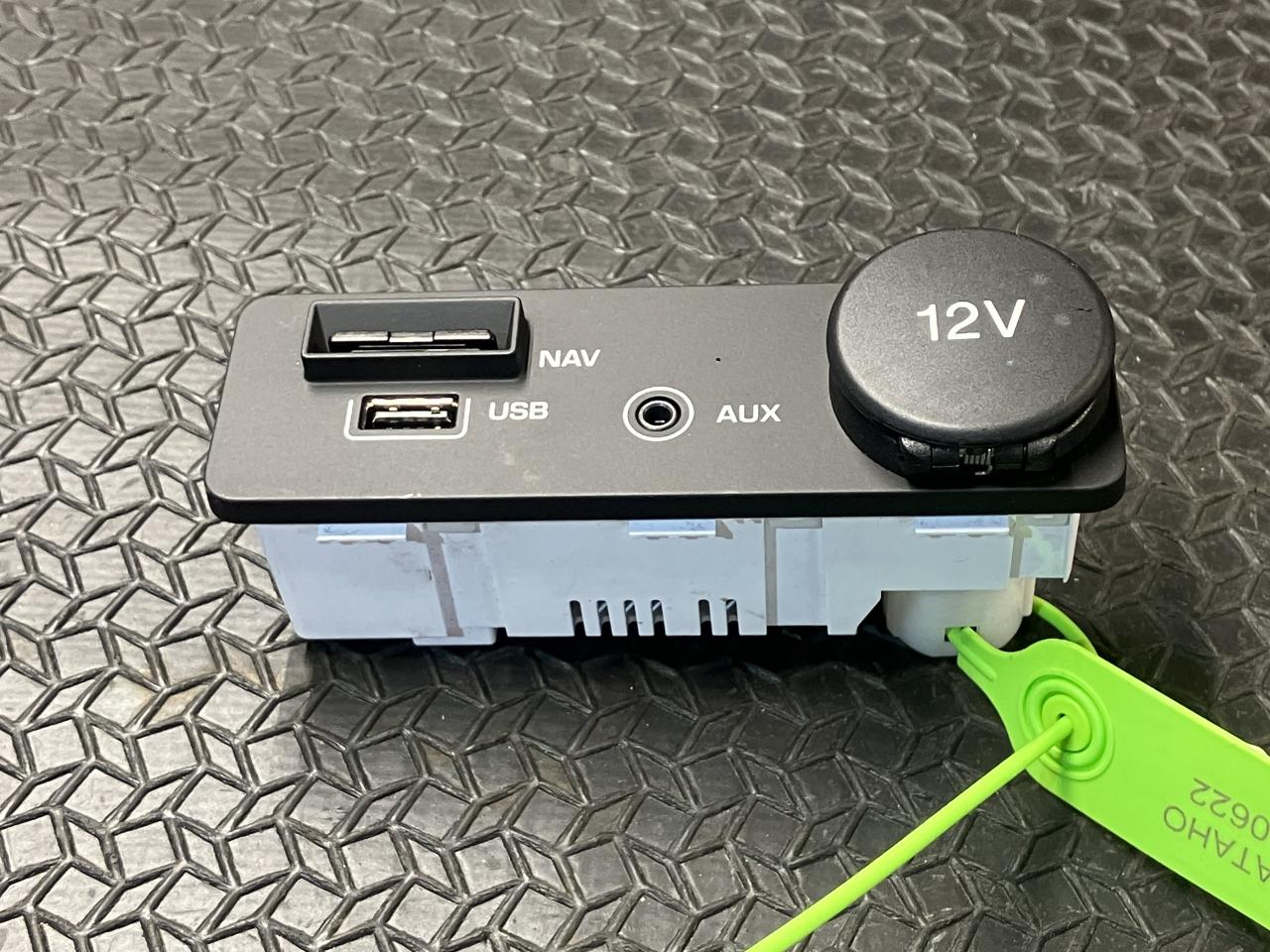 разъем AUX / USB Jaguar F-Pace 1 поколение X761 2017, 2.0 л., 204PT, бензин, FK72-19C166-BD, C2D57634, C2D42798, C2D44065, C2D50848, C2D51466, C2D42800, FK7219C166BC, FK7210E898BC - фото №1