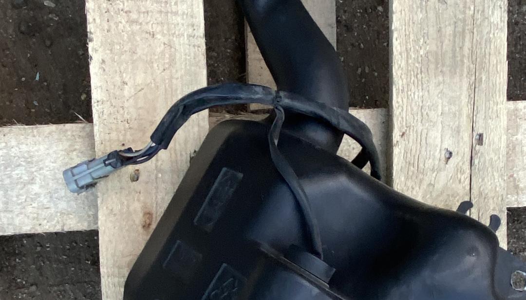 датчик уровня омывающей жидкости Maserati Quattroporte 5 поколение 2005, 4.2 л., бензин, АКПП, черный, седан, 188214 - фото №1