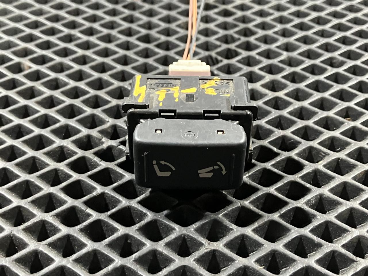 кнопка (выключатель) Infiniti EX 1 поколение 2009, 3.5 л., VQ35HR, бензин, АКПП, хетчбэк 5 дв. - фото №1