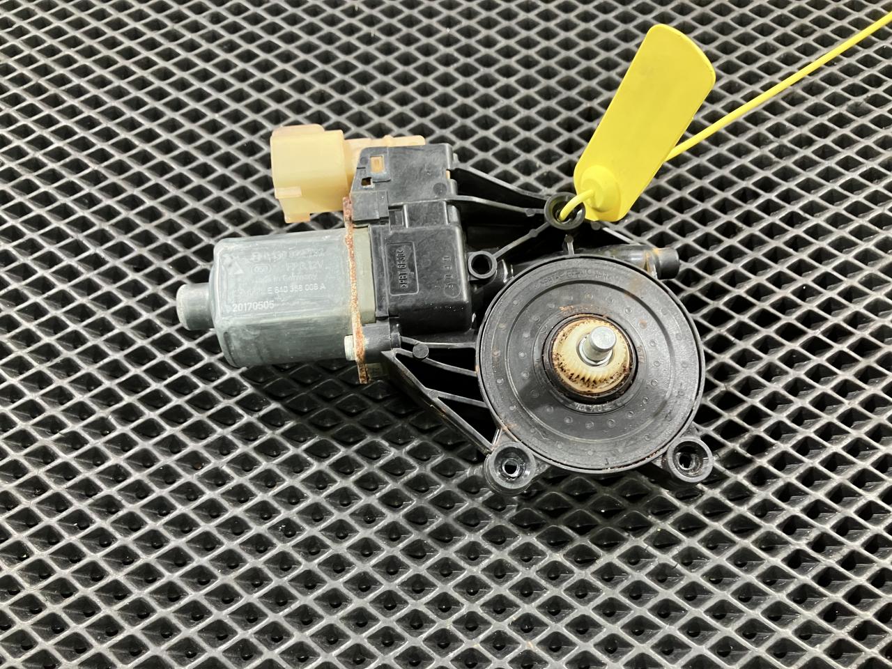 моторчик стеклоподъемника задний левый Land Rover Discovery 5 поколение 2017, 3.0 л., бензин, внедорожник 5 дв., 0130822792 - фото №1