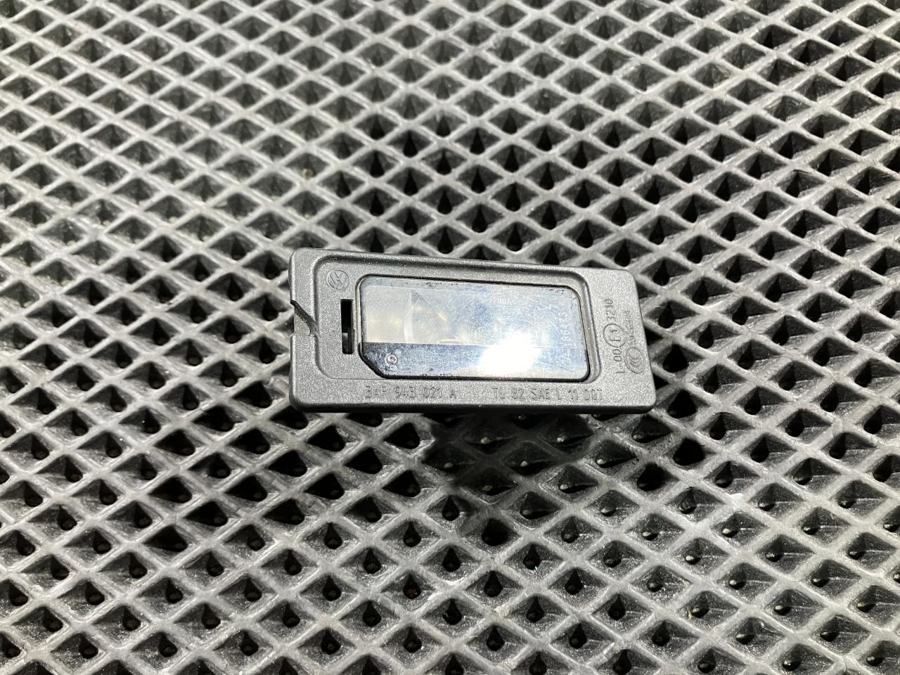 подсветка номера Volkswagen Touareg 2 поколение 2014, 4.2 л., бензин, АКПП, седан, 3AF943021A - фото №1