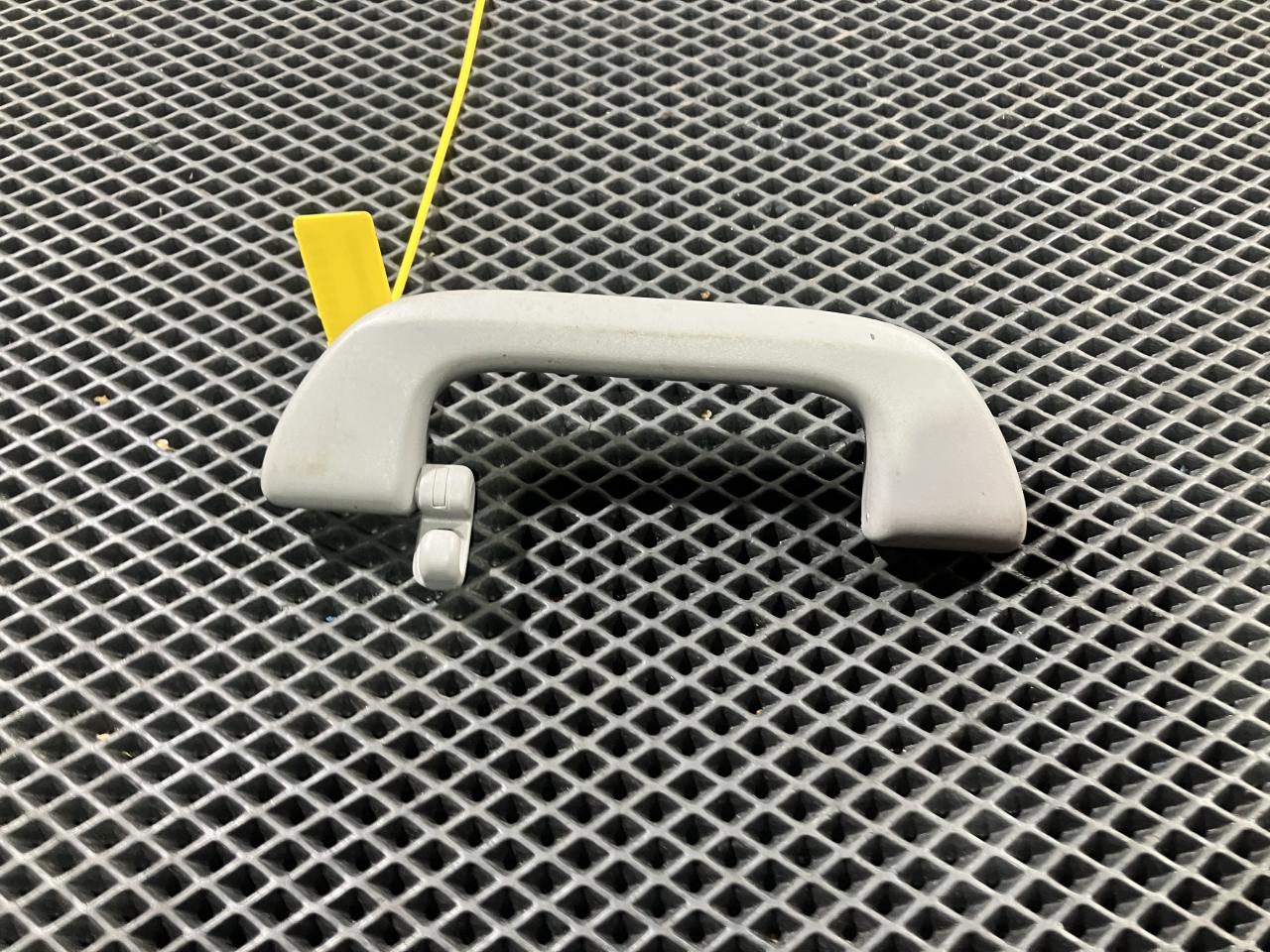 ручка внутренняя потолочная Honda Insight 2 поколение 2009, 1.3 л., 83240-TM8-A11ZA - фото №1