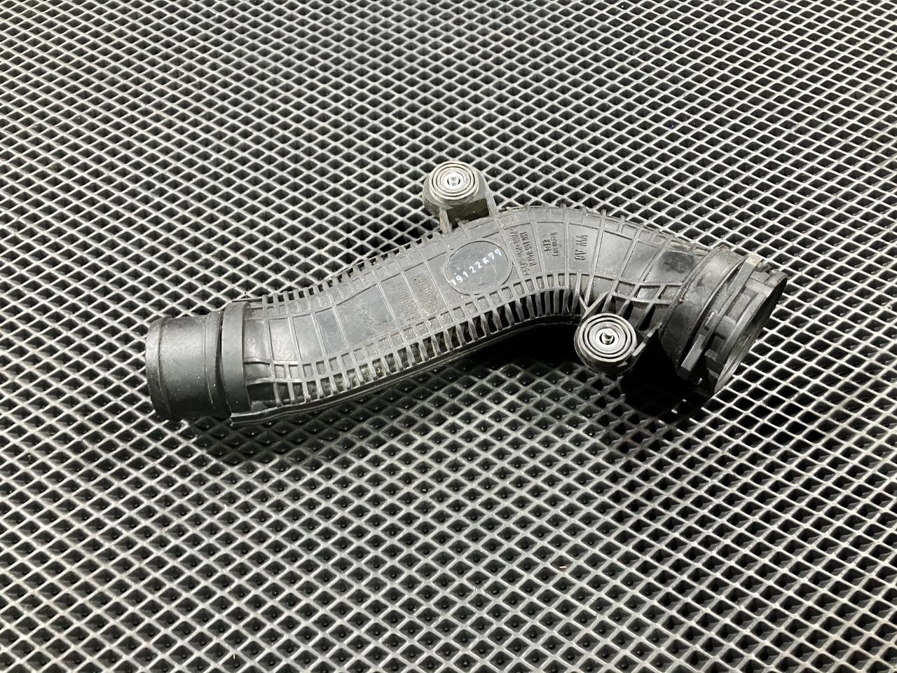 патрубок интеркулера Volkswagen Passat CC 1 поколение 2012, 2.0 л., CCZB, бензин, АКПП, купе, 1K0145840R - фото №1