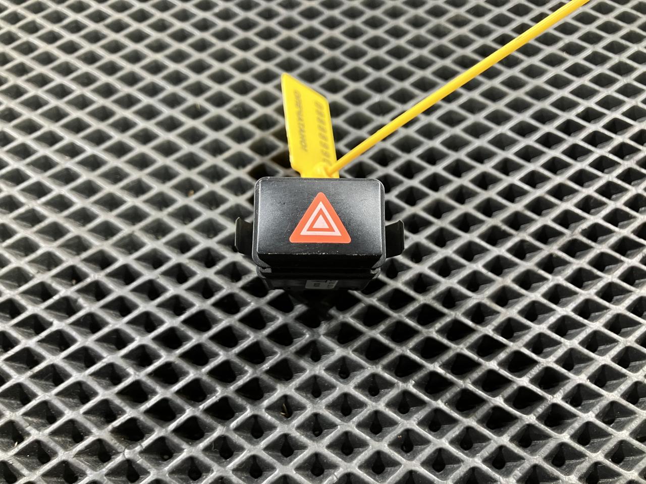 кнопка аварийной сигнализации Porsche Cayenne 955 2006, 4.5 л., M 48.00, бензин, АКПП, внедорожник 5 дв., 7L5953235A - фото №1