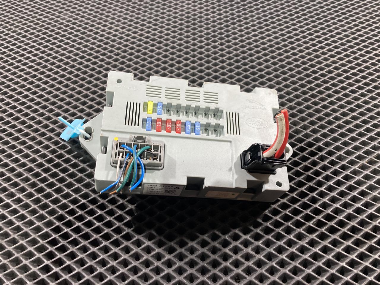 блок предохранителей Jaguar XE 1 поколение 2016, 2.0 л., бензин, седан, CPLA14Q073AA, C2D23644, LR041091 - фото №1