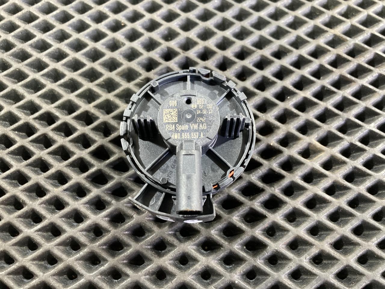 датчик AirBag Audi A4 B9 2017, 2.0 л., бензин, АКПП, седан, 4M0955557A - фото №1