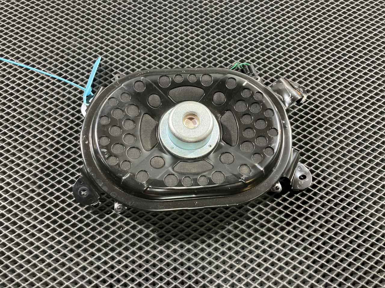 сабвуфер Land Rover Discovery 5 поколение 2019, 3.0 л., бензин, внедорожник 5 дв., HY3218808AB, LR081486 - фото №1