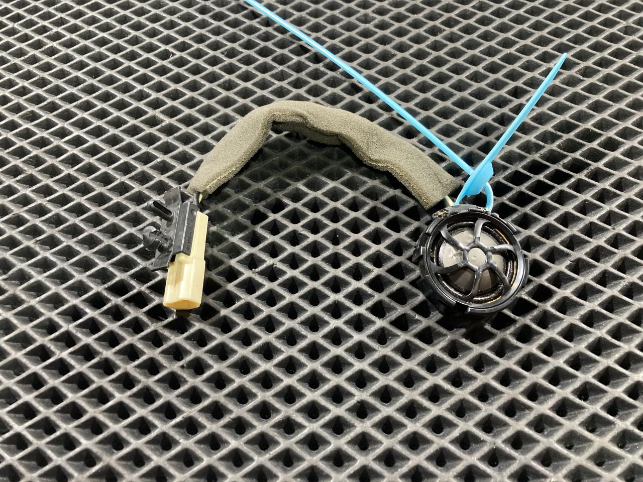 динамик двери Jaguar XJ 4 поколение 2015, 5.0 л., 508PN, бензин, АКПП, черный, седан, AW9318808AC, C2D18252 - фото №1