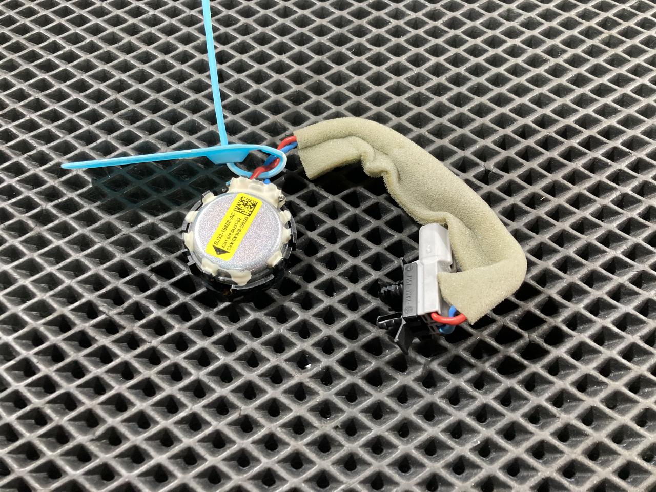 динамик высокочастотный (пищалка) Land Rover Range Rover Sport 2 поколение 2016, 3.0 л., бензин, внедорожник 5 дв., BJ32-18808-AC, C2Z22814, LR025875 - фото №1