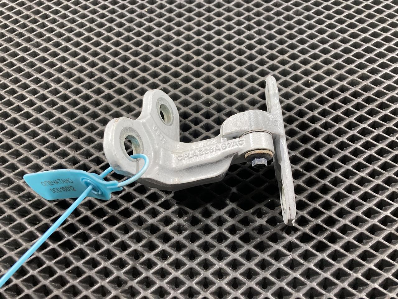 петля двери Jaguar XE 1 поколение 2019, 2.0 л., бензин, седан, CPLA228A67AC, LR073600, T4A2514 - фото №1