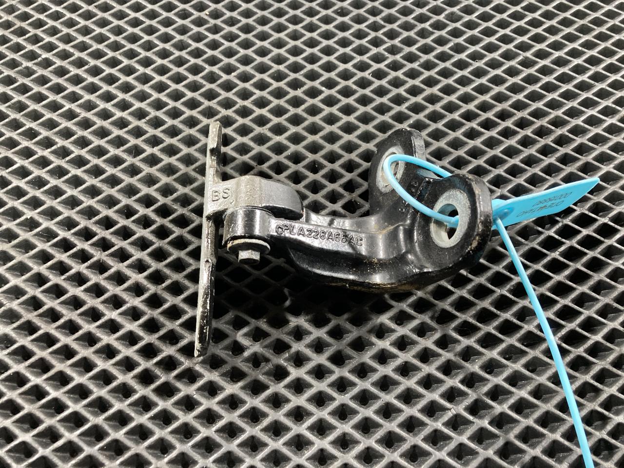 петля двери Jaguar XE 1 поколение 2019, 3.0 л., бензин, седан, CPLA228A66AC, LR073599, T4A2512 - фото №1