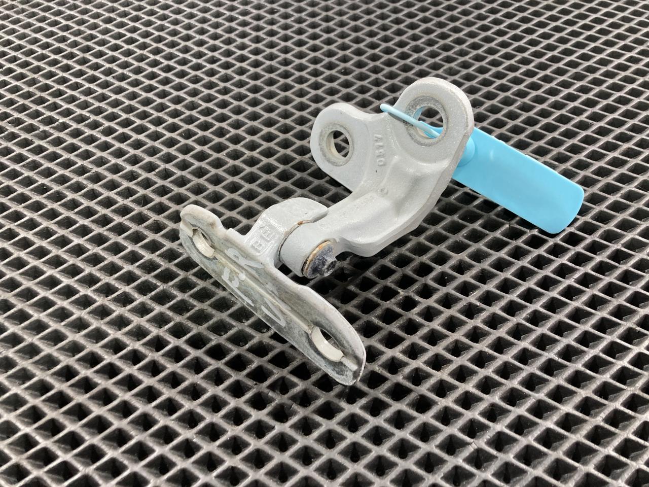 петля двери Jaguar XE 1 поколение 2019, 3.0 л., бензин, седан, CPLA228A66AC, LR073599, T4A2512 - фото №1