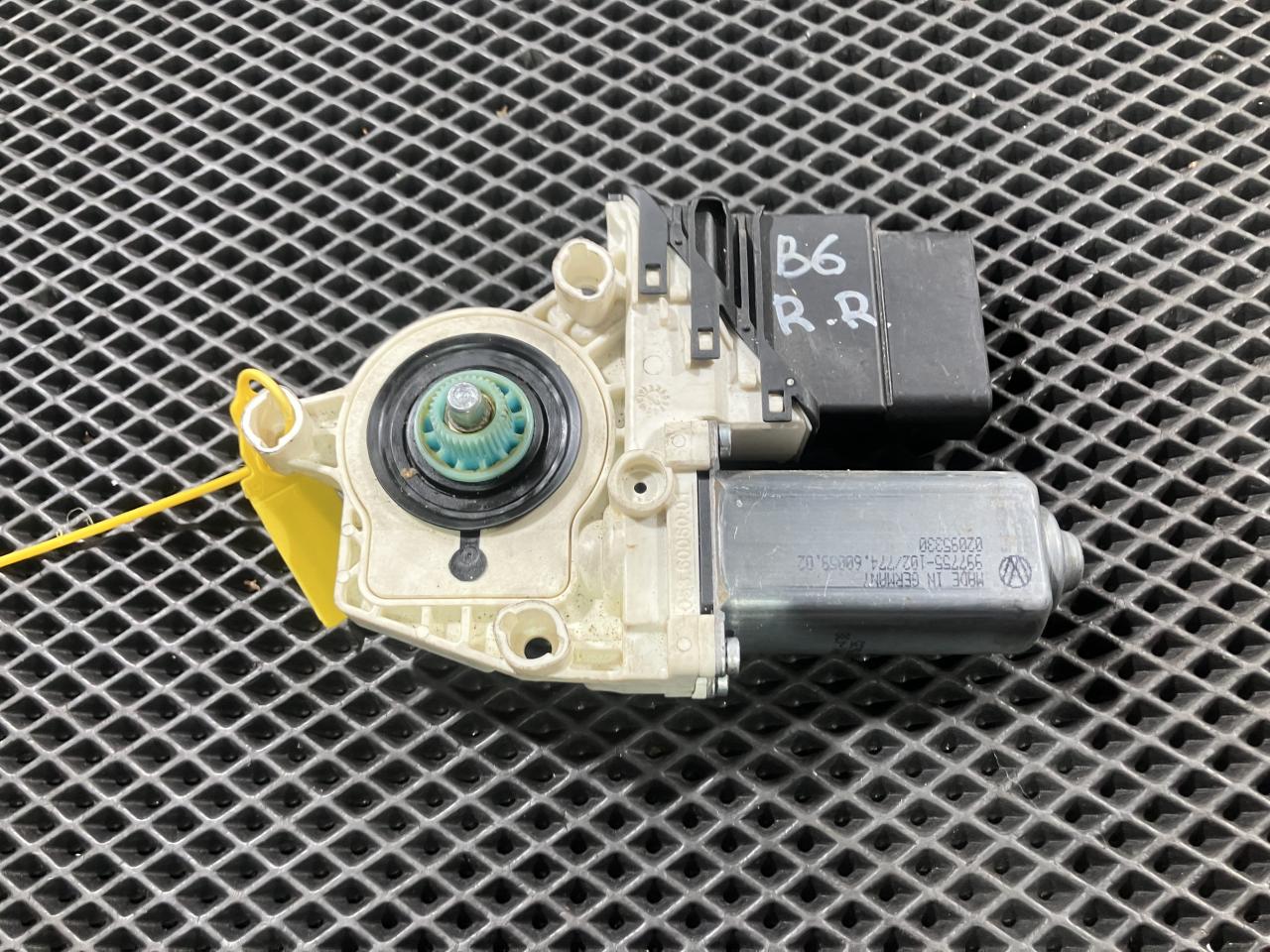 моторчик стеклоподъемника задний правый Volkswagen Passat B6 2005, 2.0 л., BPY, бензин, 1K0959704D, 1K0959704G - фото №1