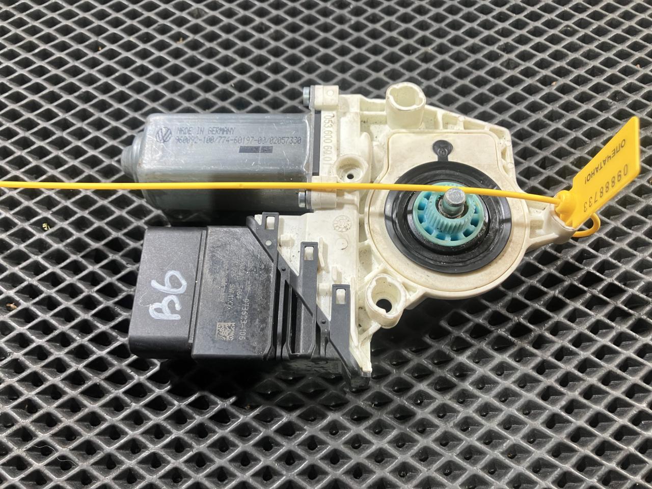 моторчик стеклоподъемника задний правый Volkswagen Passat B6 2005, 2.0 л., BPY, бензин, 1K0959704G, 1K0959704D - фото №1