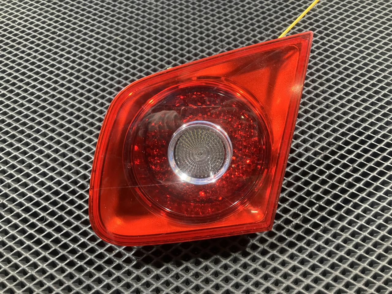 фонарь крышки багажника правый Volkswagen Jetta 5 поколение 2007, 3E0224892RH, 1K5945094J - фото №1