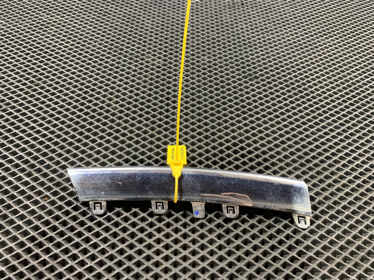 рамка (накладка) решетки радиатора Volkswagen Jetta 5 поколение 2007, 1K5853651MDR - фото №1