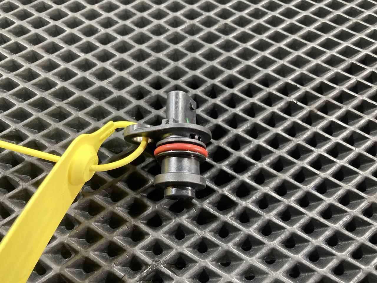 датчик распредвала Chevrolet Equinox 3 поколение 2018, 1.5 л., LYX, бензин, АКПП, 12636947 - фото №1