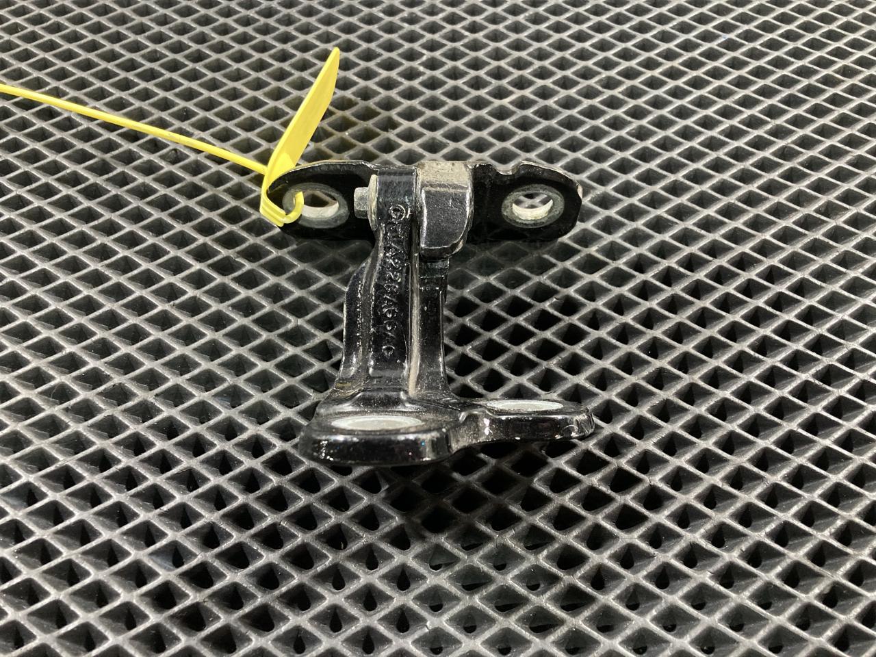 петля двери Jaguar XE 1 поколение 2019, 3.0 л., бензин, АКПП, седан, CPLA228A66AC, LR073599, T4A2512, LR036578, LR056360 - фото №1