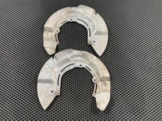 защитный кожух тормозного механизма Land Rover Discovery Sport 1 поколение L550 2016, 2.0 л., 204PT, бензин, АКПП, внедорожник 5 дв., FK722K005BD, FK722K004BD, LR057825, LR057826