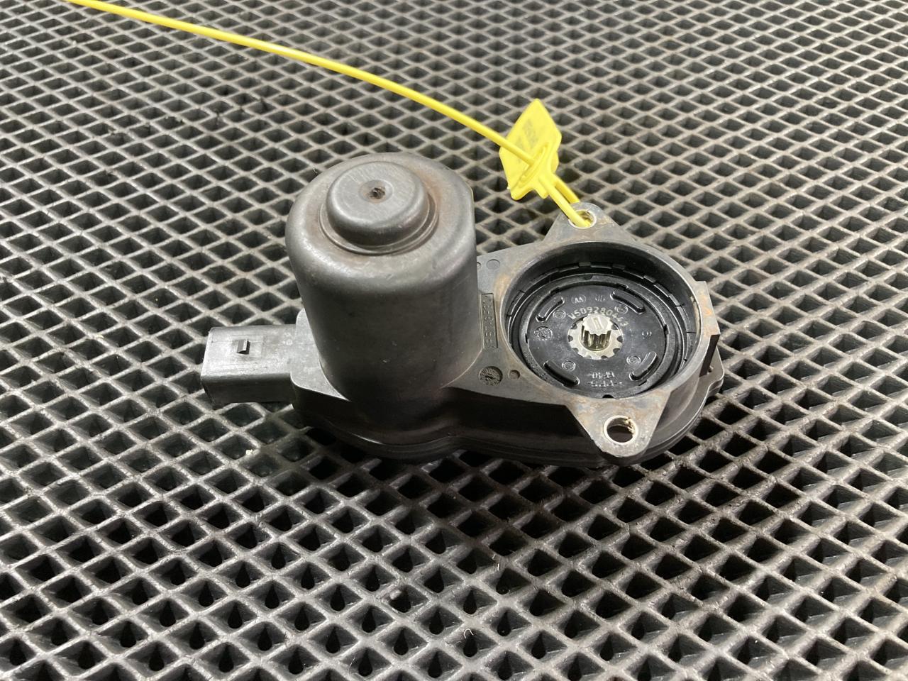 электроручник Porsche Macan 1 поколение 95B 2015, 3.0 л., MCT.MA, бензин, АКПП, внедорожник 5 дв., 95B615406E - фото №1