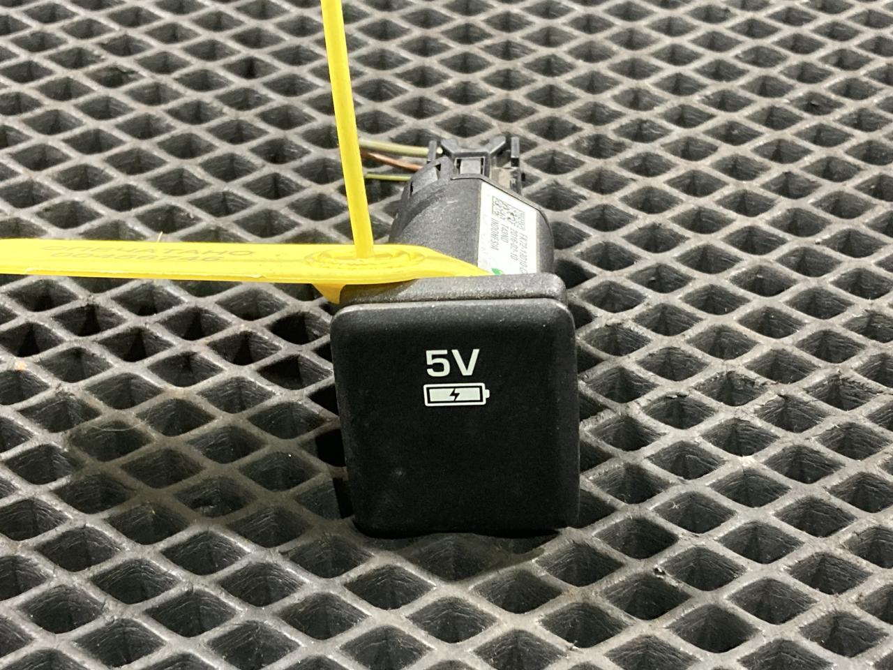 разъем AUX / USB Land Rover Discovery Sport 1 поколение 2016, 2.0 л., бензин, АКПП, внедорожник 5 дв., FK7219010CA, LR068428 - фото №1