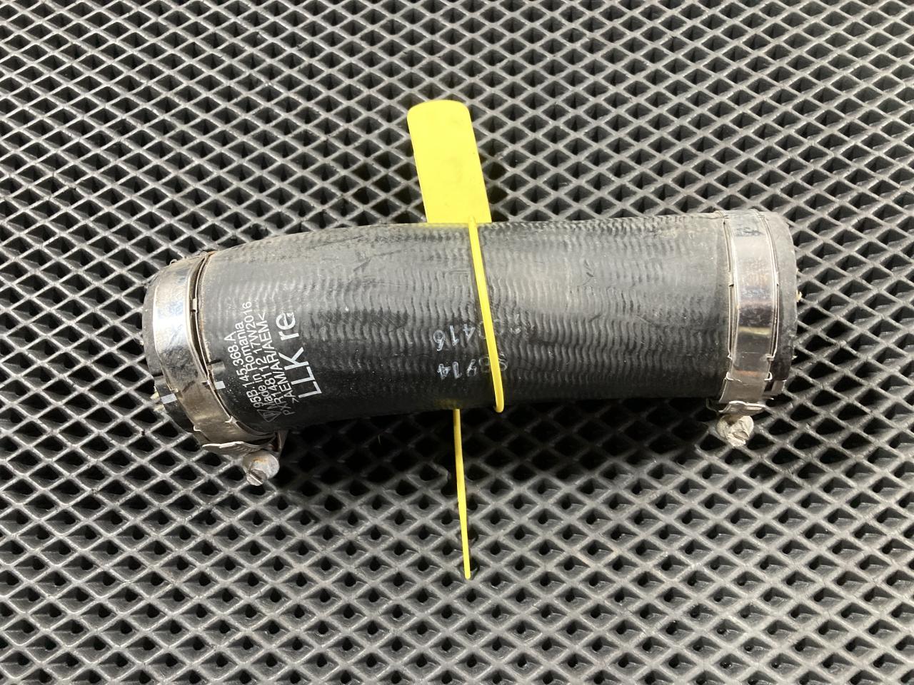 патрубок интеркулера Porsche Macan 1 поколение 2015, 3.0 л., бензин, АКПП, внедорожник 5 дв., 95B145368A - фото №1