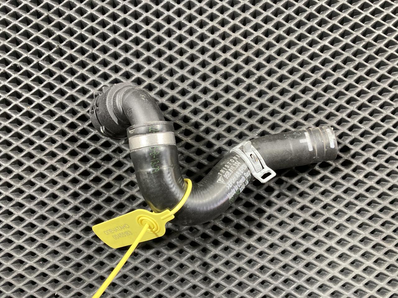 патрубок (трубопровод, шланг) Porsche Macan 1 поколение 2016, 3.0 л., бензин, АКПП, внедорожник 5 дв., 95B819334 - фото №1