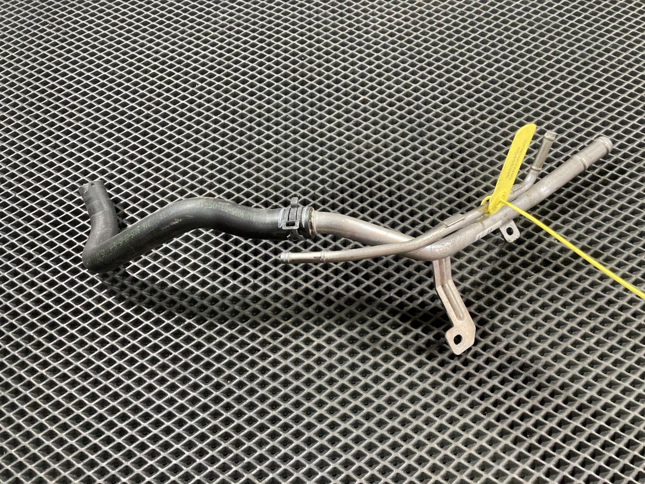 трубка охлаждающей жидкости Porsche Macan 1 поколение 2016, 3.0 л., бензин, АКПП, внедорожник 5 дв., 95B121065B - фото №1