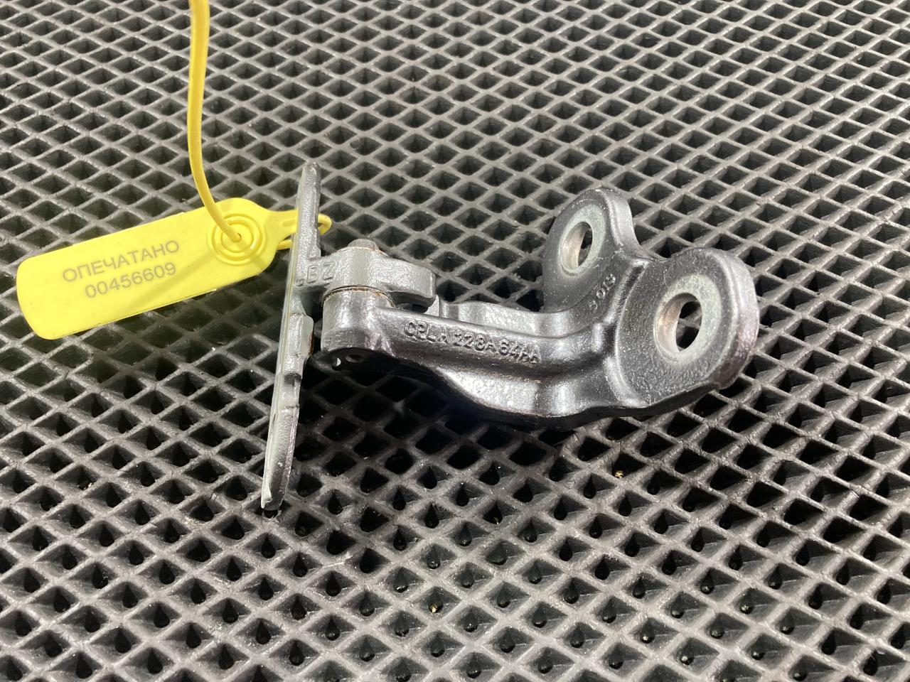 петля двери Jaguar XE 1 поколение 2019, 2.0 л., бензин, седан, LR073595, T4N2595, LR036575, LR056358, CPLA228A64AA - фото №1