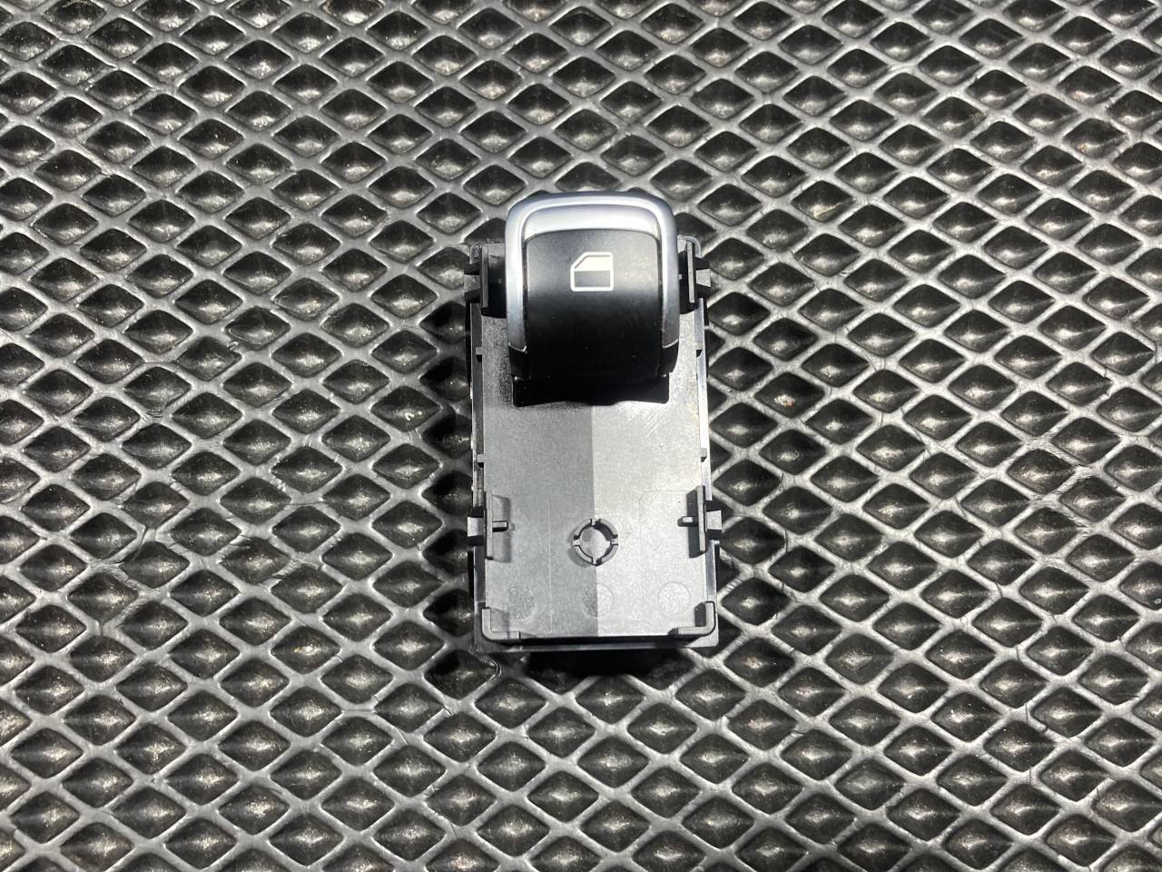 кнопка стеклоподъемника двери задней Kia K5 3 поколение 2020, 1.6 л., G4FP, бензин, АКПП, 93581L2100 - фото №1