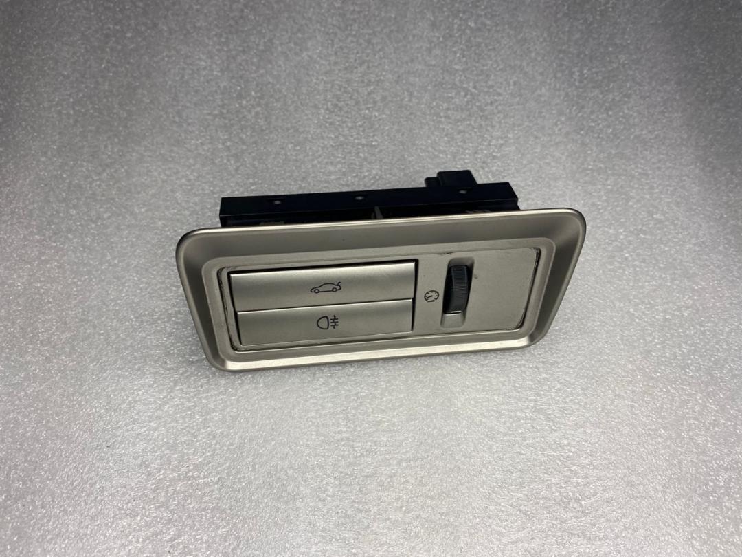 кнопка открытия багажника Jaguar XF X250 2010, 5.0 л., 508PS, бензин, АКПП, седан, 8X23-11654-AB, C2Z1489 - фото №1