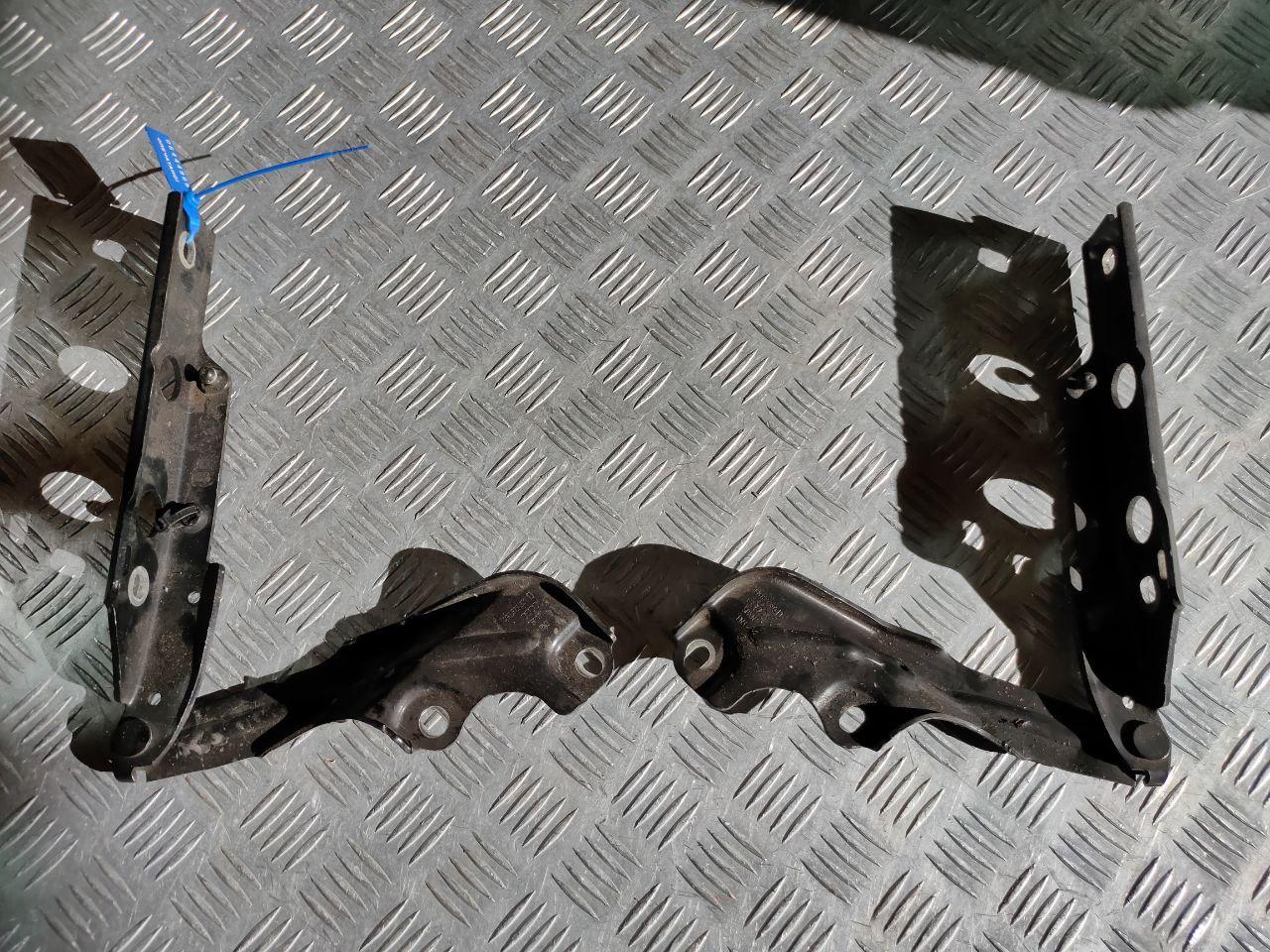 петля капота Audi A7 4G 2012, 3.0 л., CGWB, бензин, хетчбэк 5 дв., 4G8823302D, 4G8823301D - фото №1