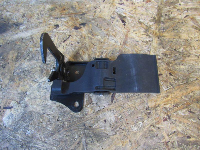 захватный крюк капота Audi A8 D4/4H 2011, 4H0823485C - фото №1