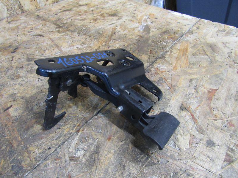 захватный крюк капота Audi A6 4F/C6 2006, 4F0823480B - фото №1