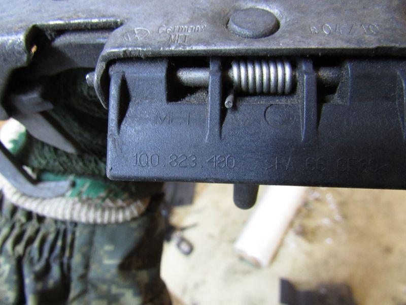 захватный крюк капота Volkswagen Golf 6 поколение 2012, 1Q0823480 - фото №1