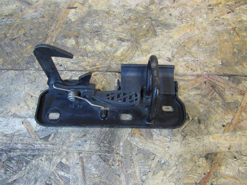 захватный крюк капота Volkswagen Tiguan 1 поколение 2009, 1K0823480 - фото №1