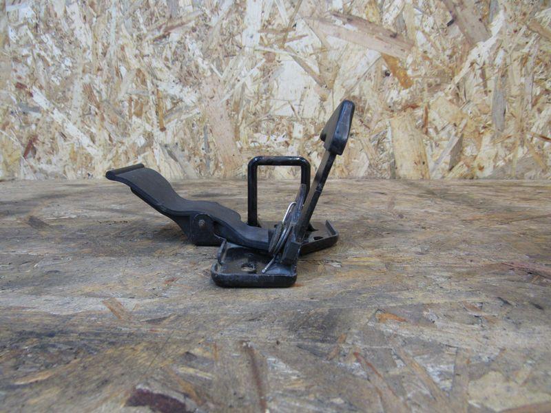 захватный крюк капота Volkswagen Multivan T5 2005, 7H0823480A - фото №1