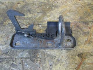 захватный крюк капота Volkswagen Golf 5 поколение 2008, 1K0823480