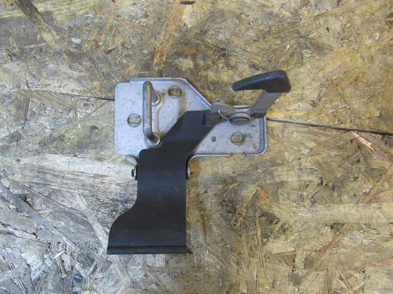 захватный крюк капота Volkswagen Transporter T5 2005, 7H0823480E - фото №1