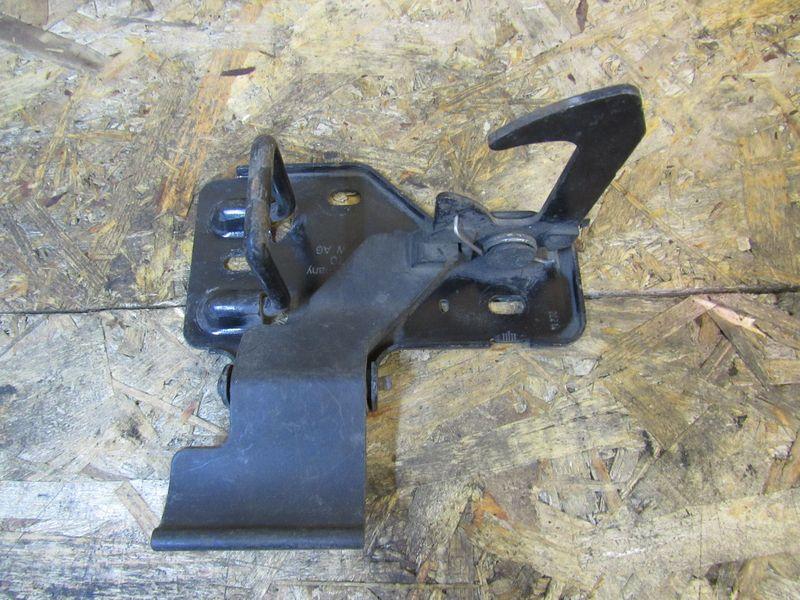 захватный крюк капота Volkswagen Touareg 1 поколение 2005, 6Q0823480B - фото №1