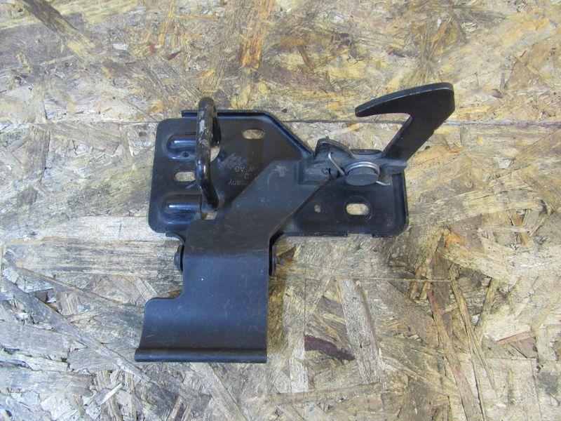 захватный крюк капота Volkswagen Touareg 1 поколение 2005, 6Q0823480D - фото №1