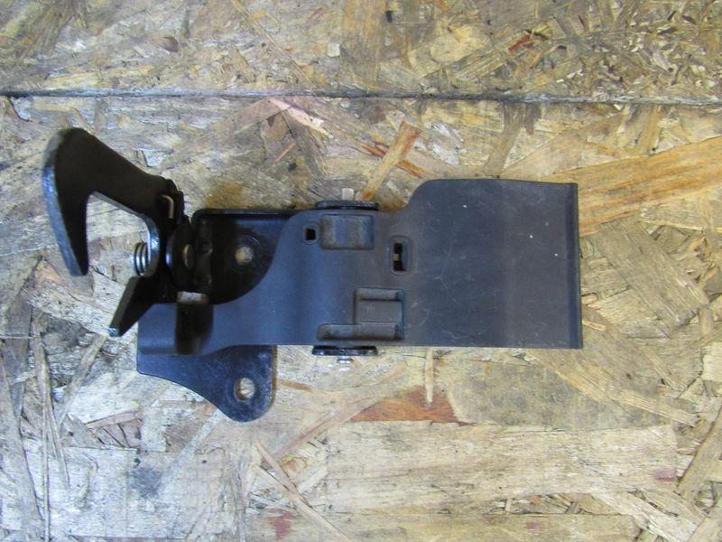 захватный крюк капота Audi A8 D4/4H 2012, 4H0823485C - фото №1