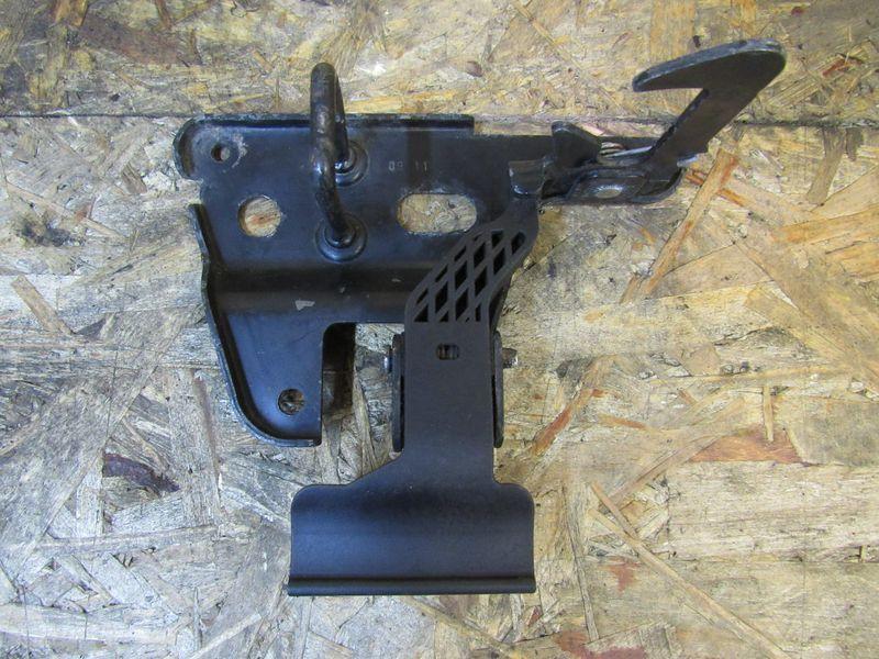 захватный крюк капота Audi A6 4F/C6 2006, 4F0823480B - фото №1